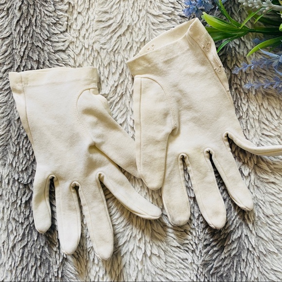Vintage Ivory Eyelet Gloves - Picture 6 of 6